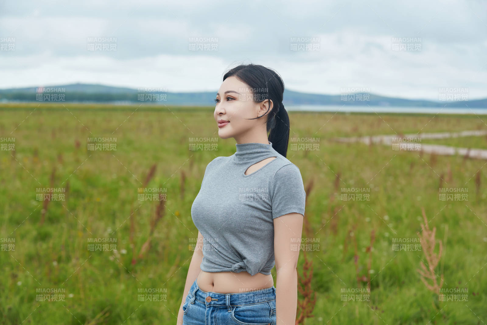 盛夏在草原花海拍照游玩的美女图片