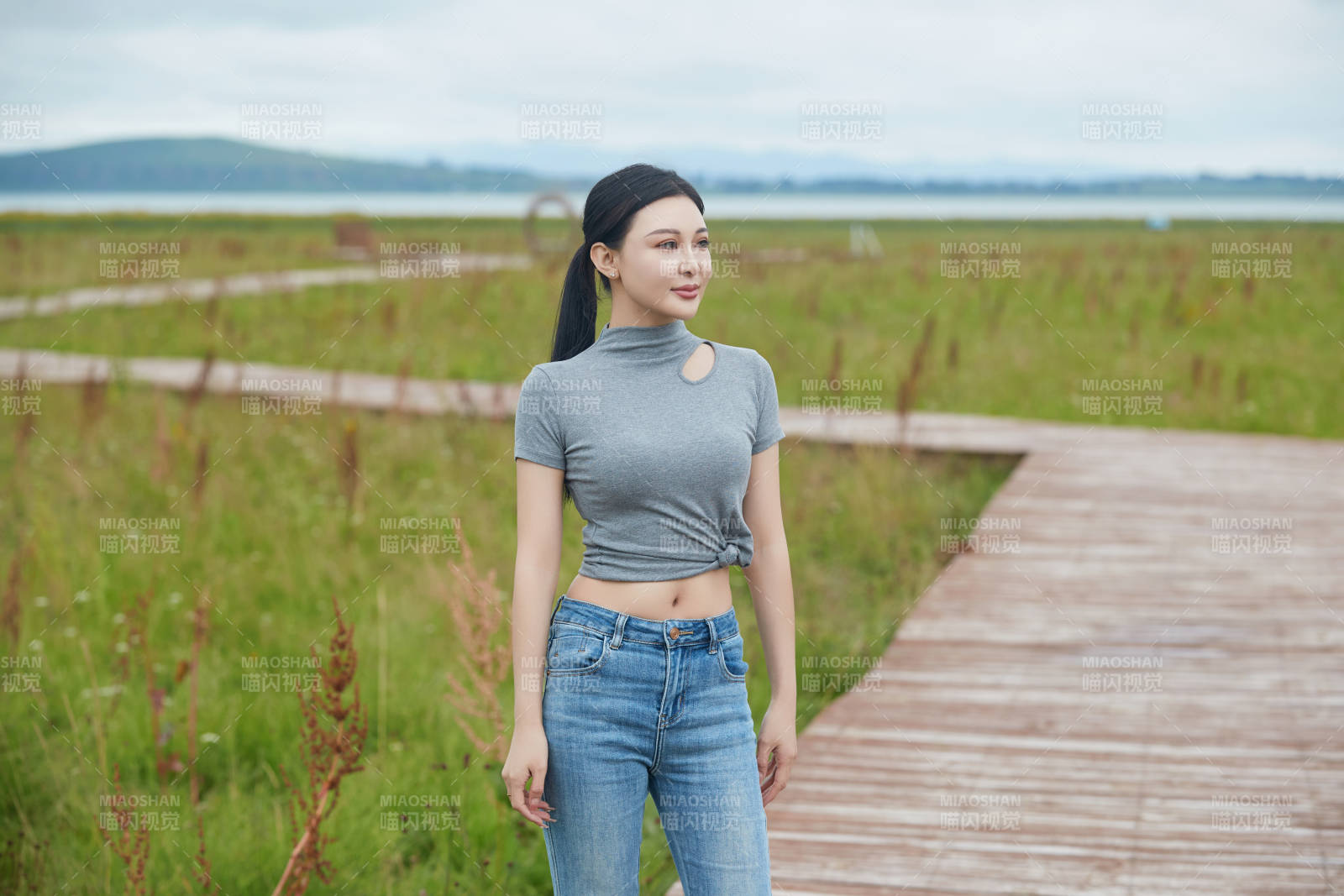 盛夏在草原花海拍照游玩的美女图片