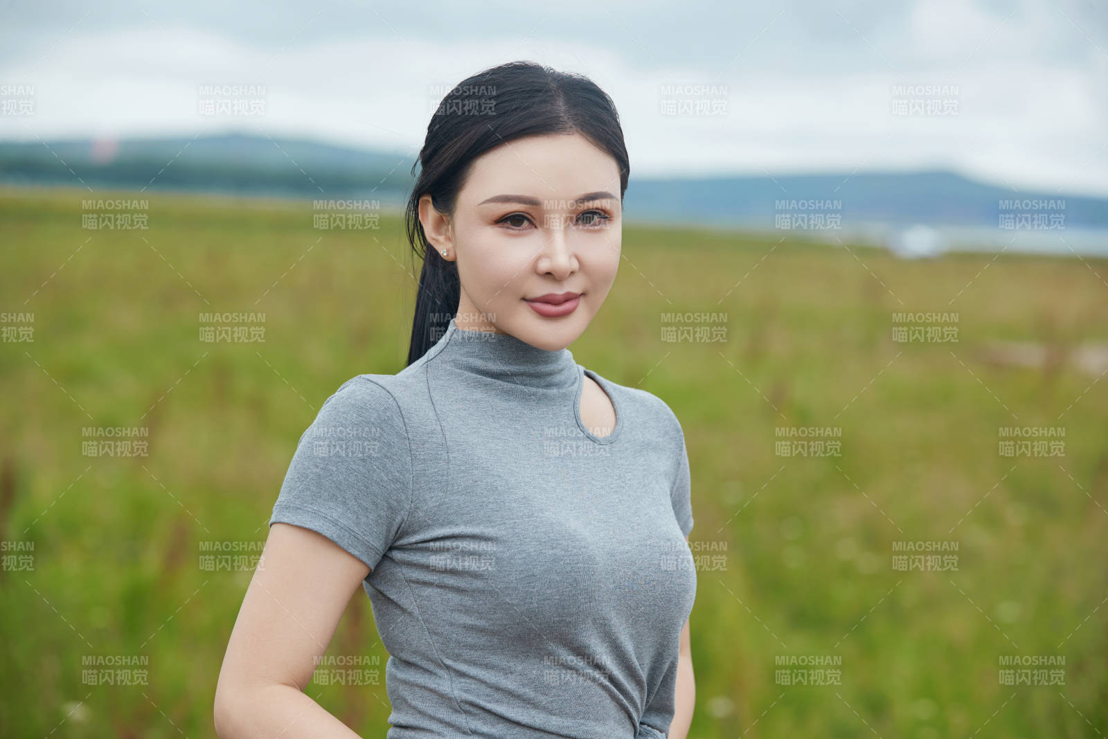 盛夏在草原花海拍照游玩的美女图片