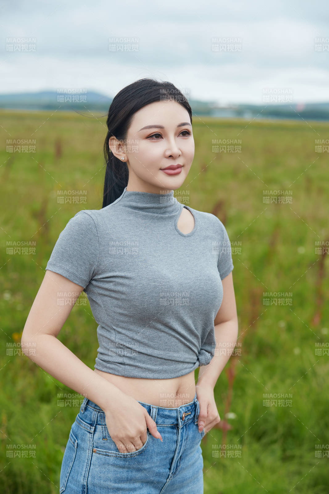 盛夏在草原花海拍照游玩的美女图片