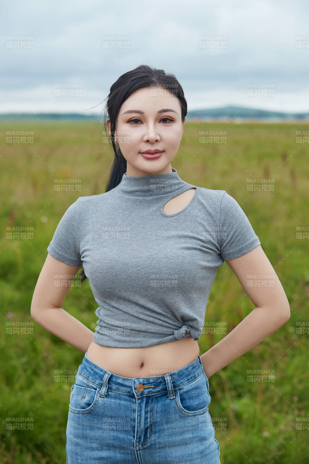 盛夏在草原花海拍照游玩的美女图片