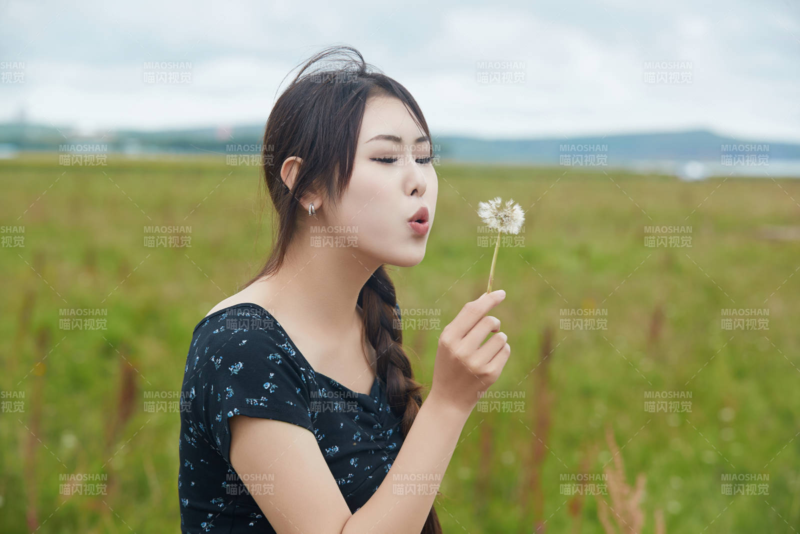 盛夏在草原花海拍照游玩的美女图片