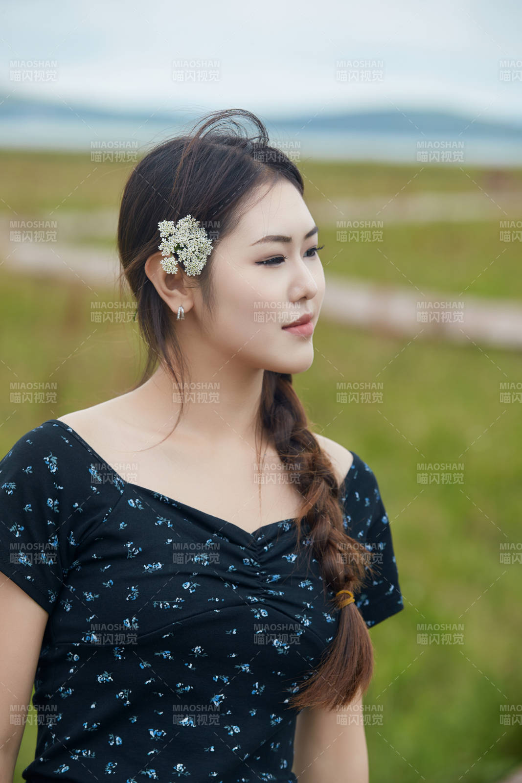 盛夏在草原花海拍照游玩的美女图片