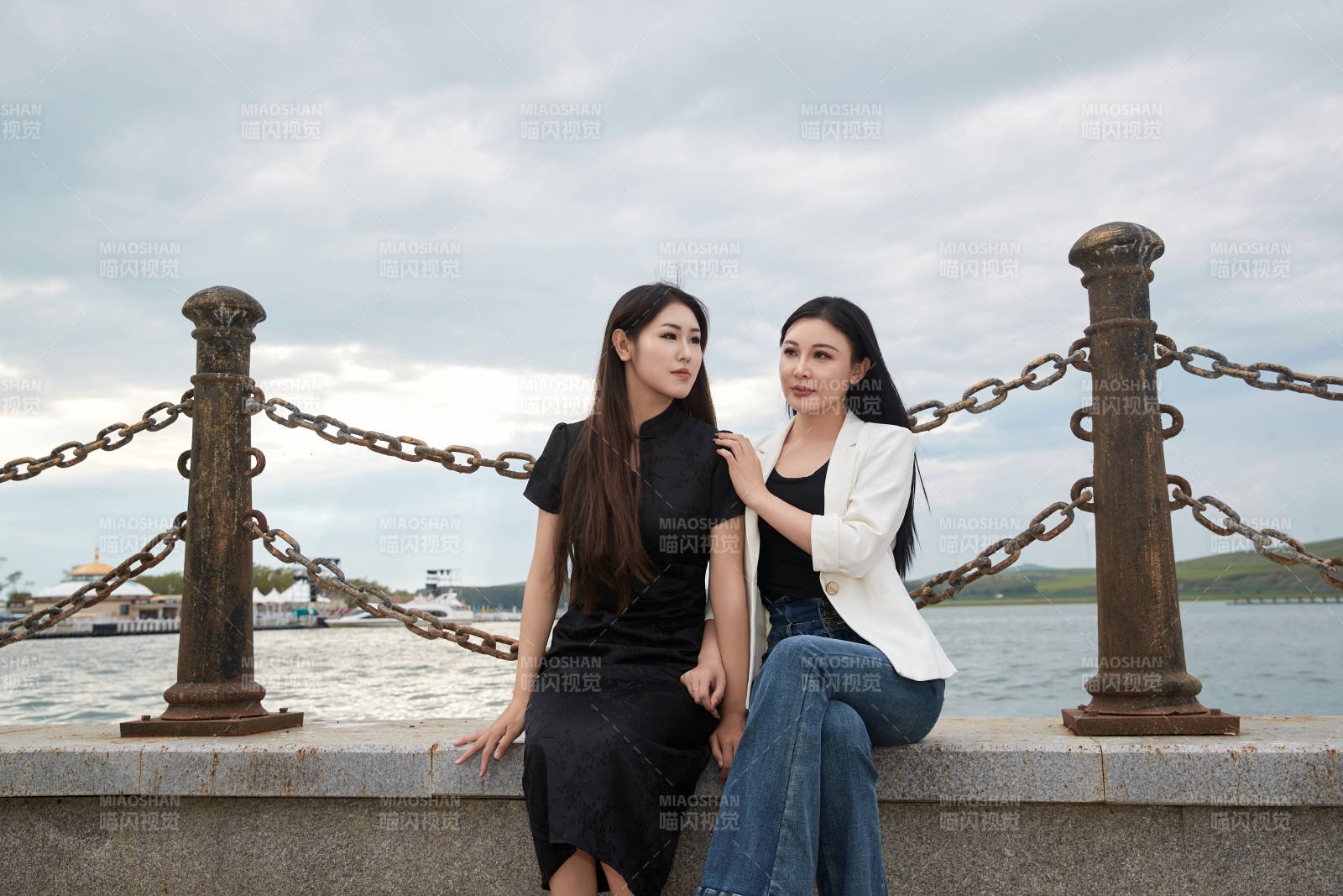 在旅游区湖边打卡点拍照的美女闺蜜图片