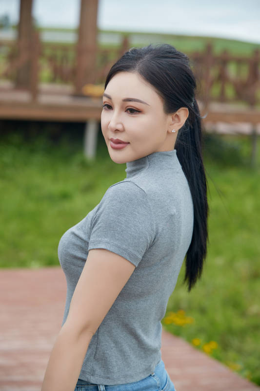 盛夏在草原花海拍照游玩的美女图片