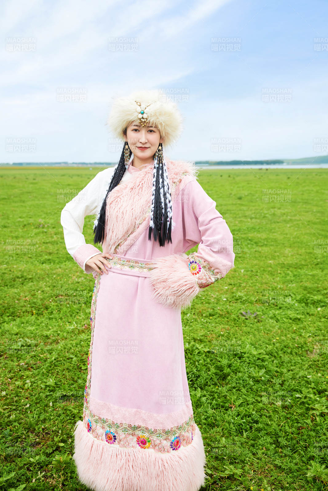 身穿藏族服饰在草原景区拍照的美女图片