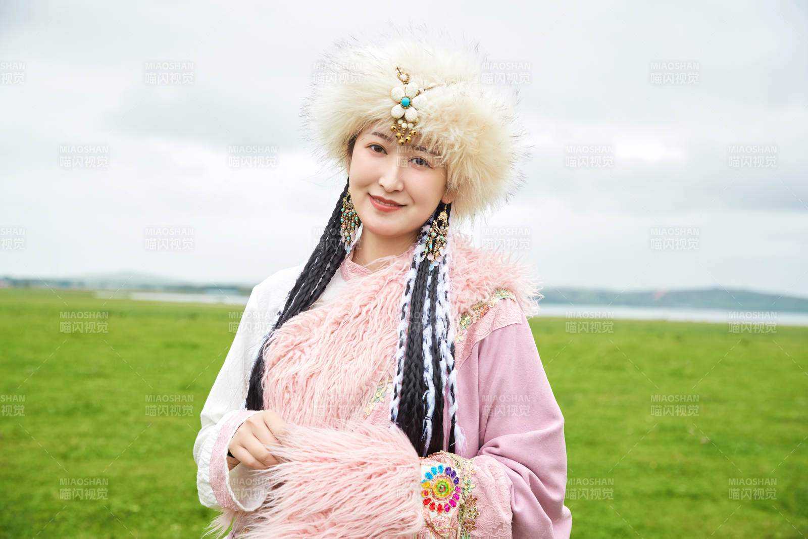 身穿藏族服饰在草原景区拍照的美女图片