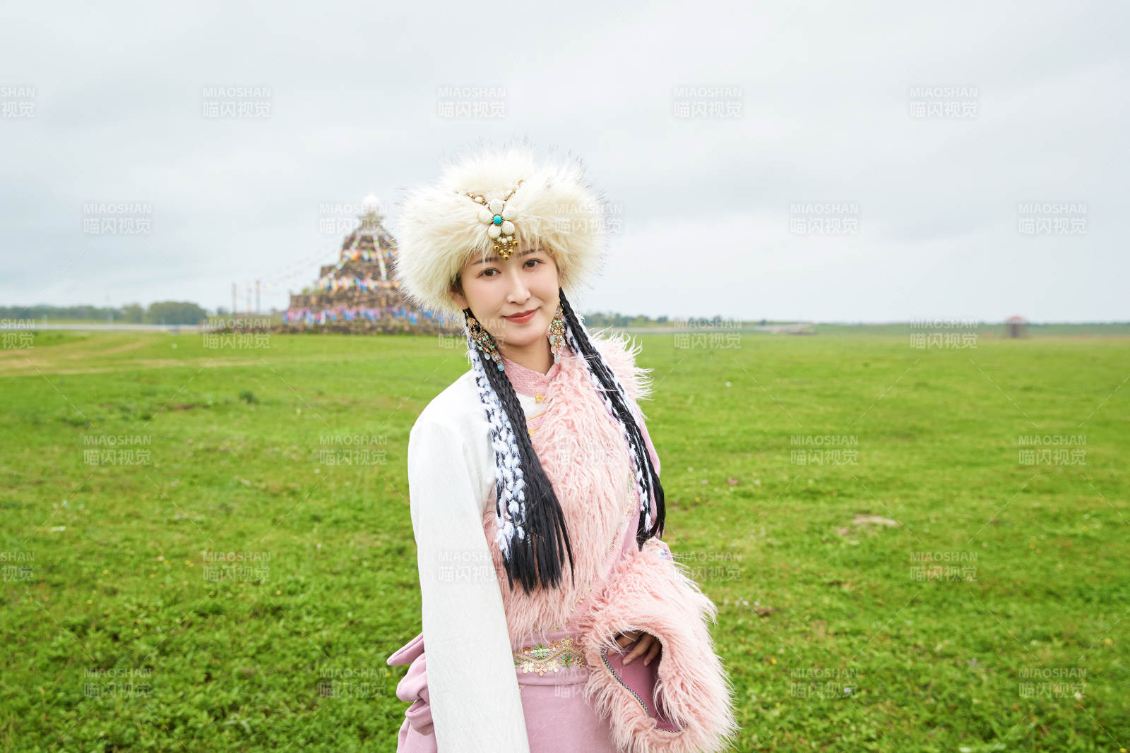 身穿藏族服饰在草原景区拍照的美女图片