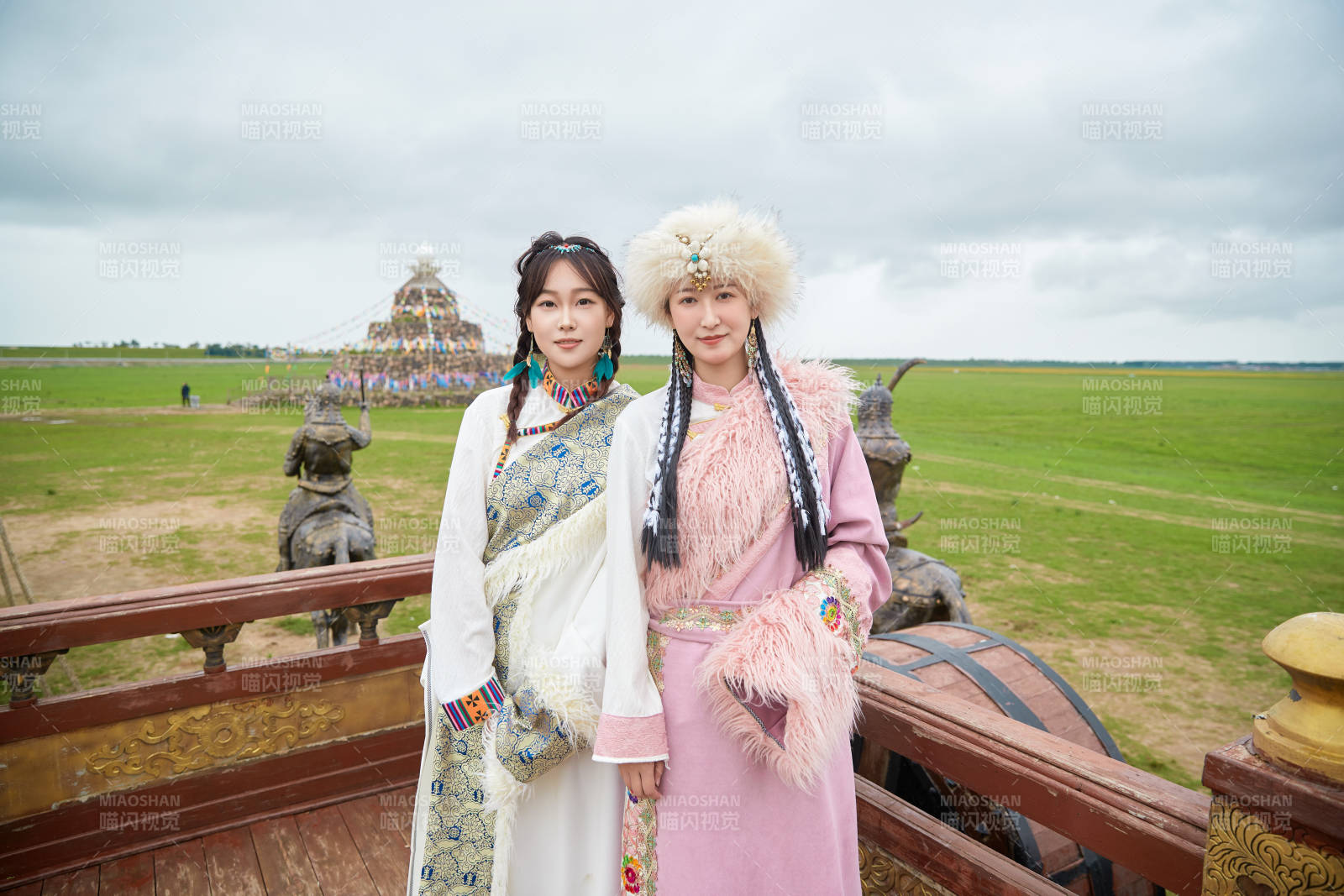 身穿藏族服饰在草原拍照游玩的闺蜜图片