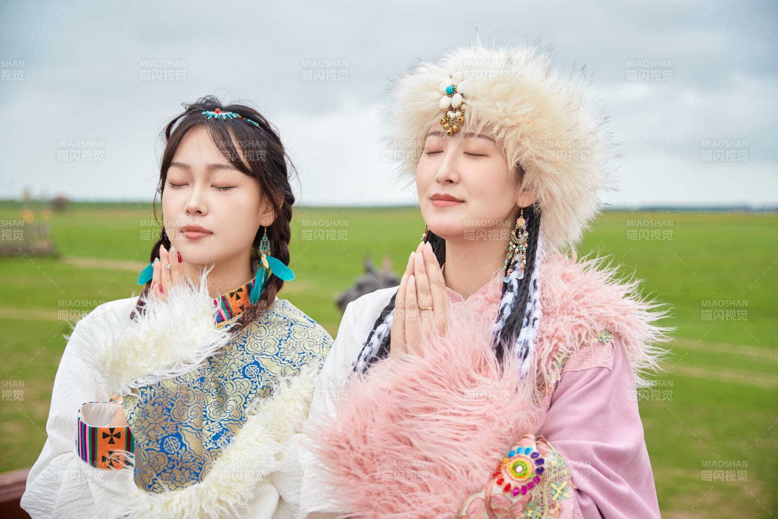 身穿藏族服饰在草原拍照游玩的闺蜜图片