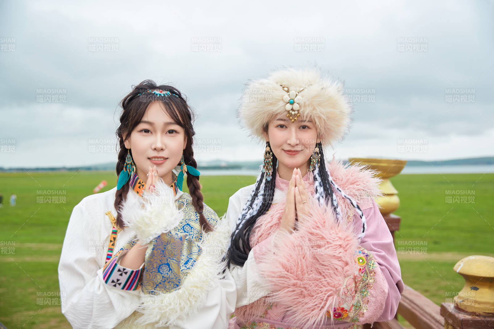 身穿藏族服饰在草原拍照游玩的闺蜜图片