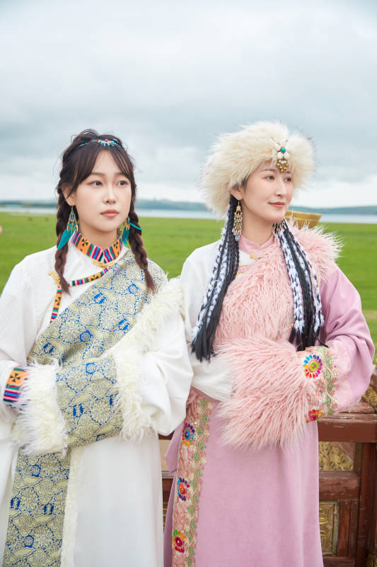 身穿藏族服饰在草原拍照游玩的闺蜜图片