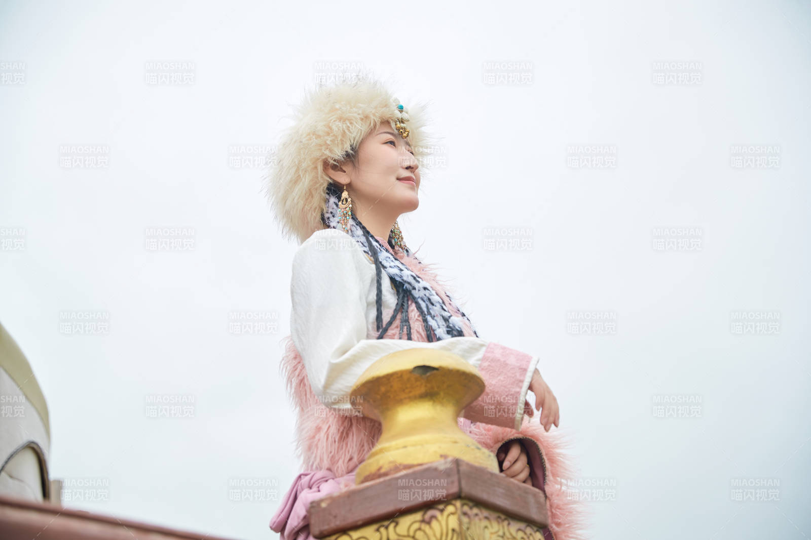 身穿藏族服饰在草原景区拍照的美女图片