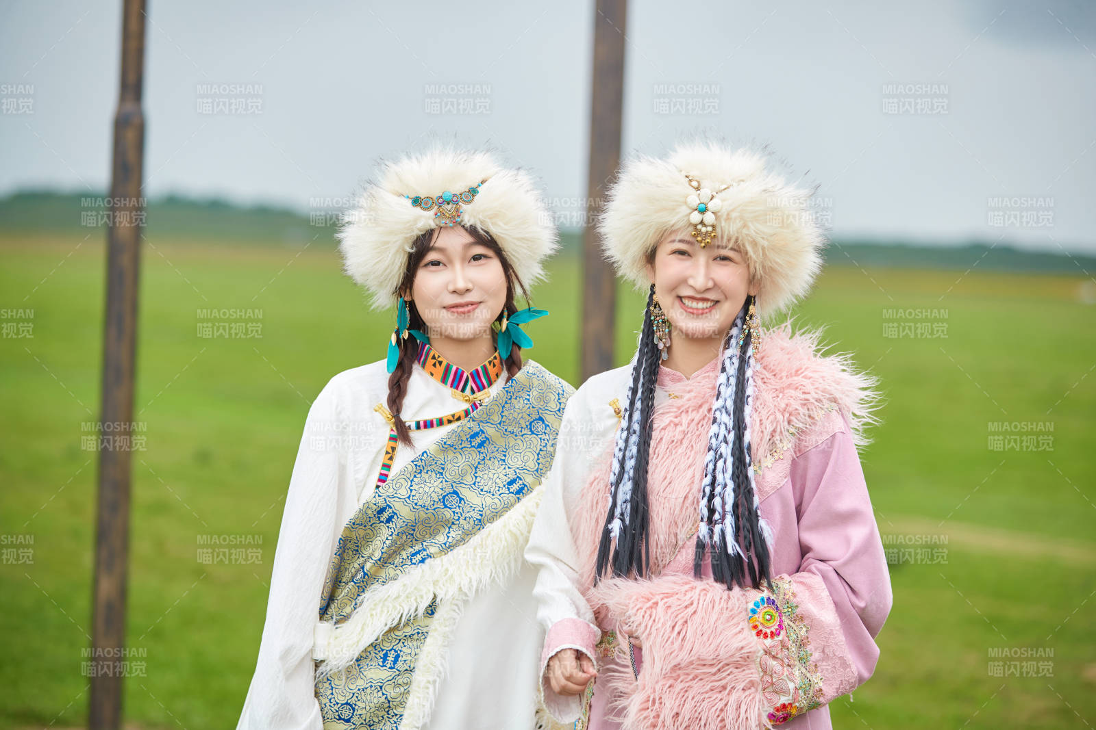 身穿藏族服饰在草原拍照游玩的闺蜜图片