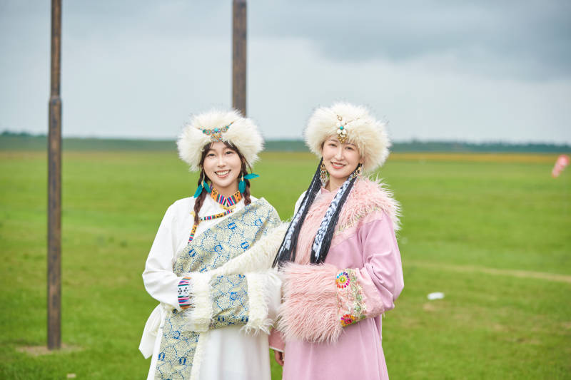 身穿藏族服饰在草原拍照游玩的闺蜜图片