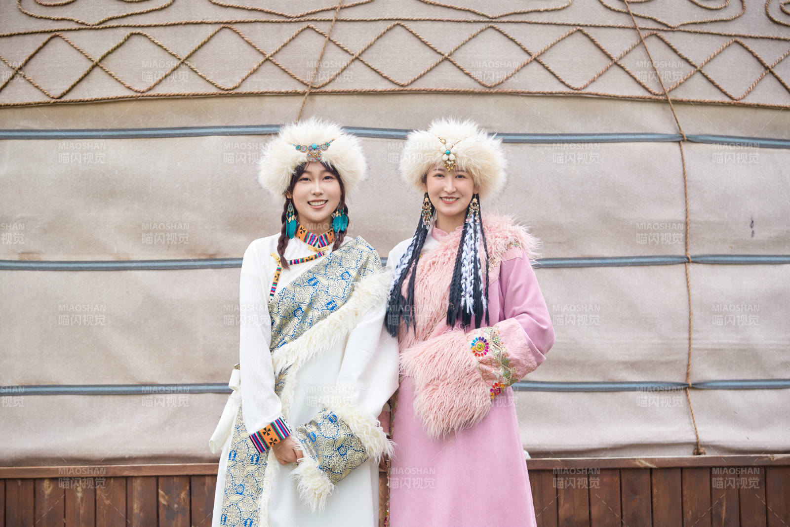 身穿藏族服饰在草原拍照游玩的闺蜜图片