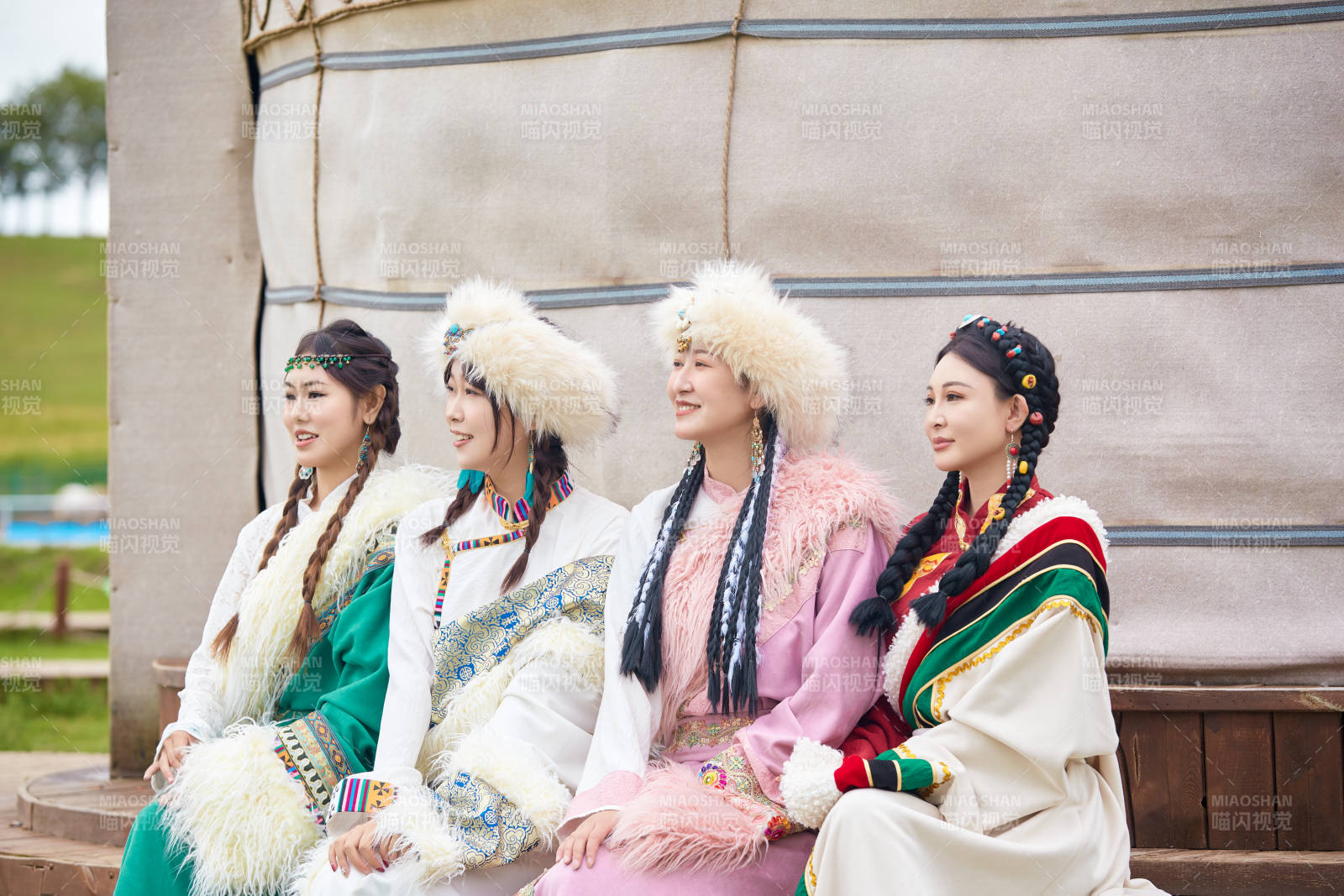 穿藏族服饰在草原拍照游玩的姑娘们图片