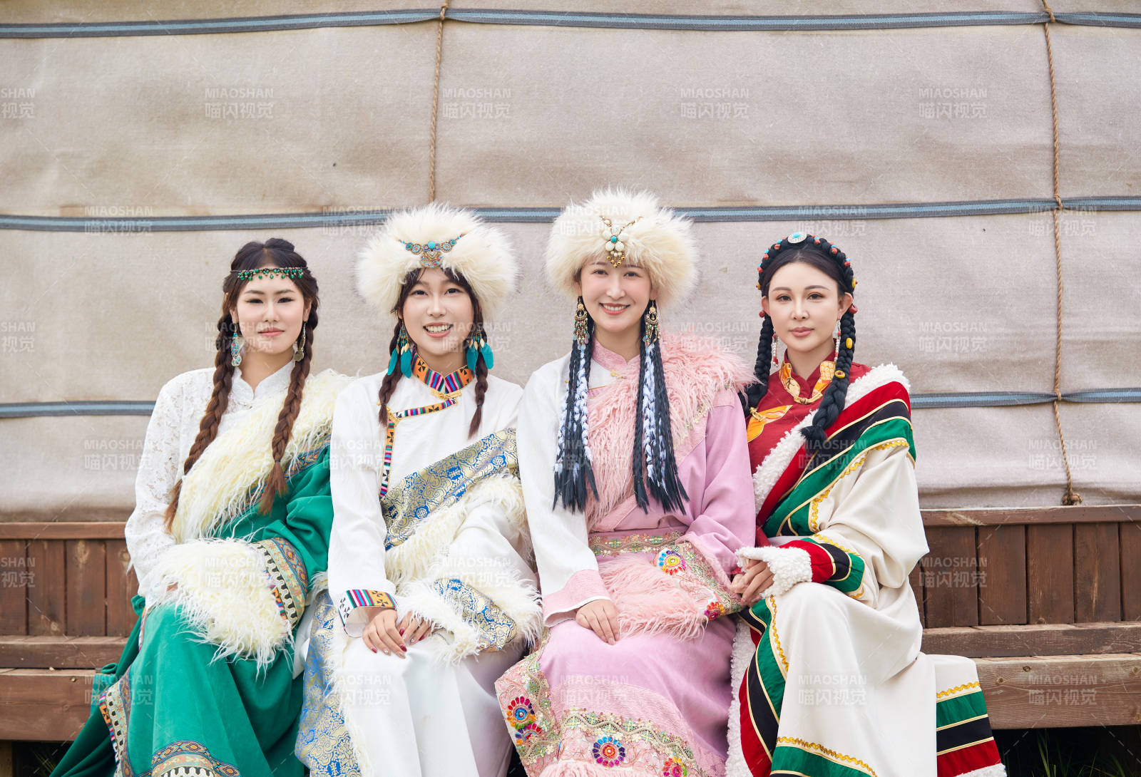 穿藏族服饰在草原拍照游玩的姑娘们图片