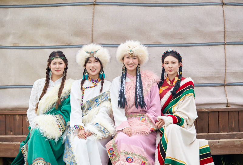 穿藏族服饰在草原拍照游玩的姑娘们图片