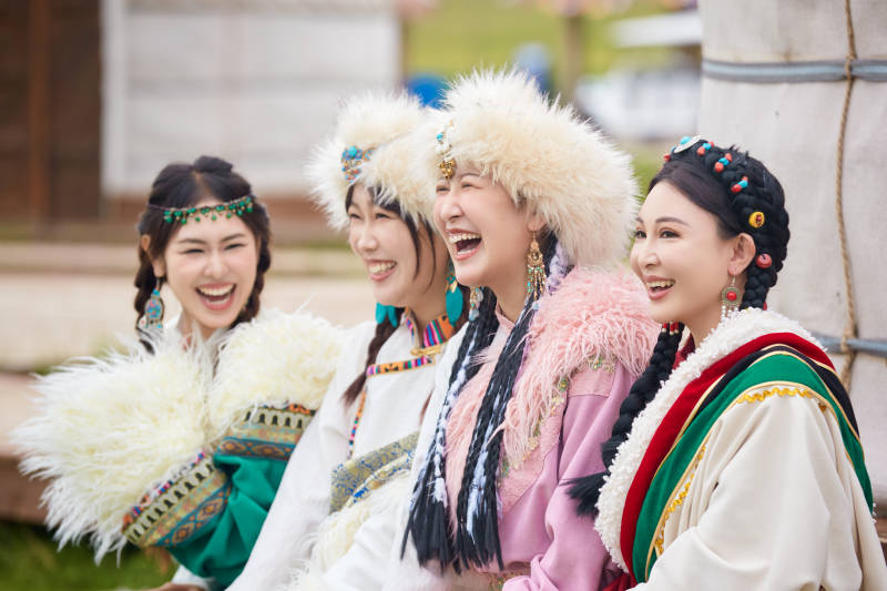 穿藏族服饰在草原拍照游玩的姑娘们图片