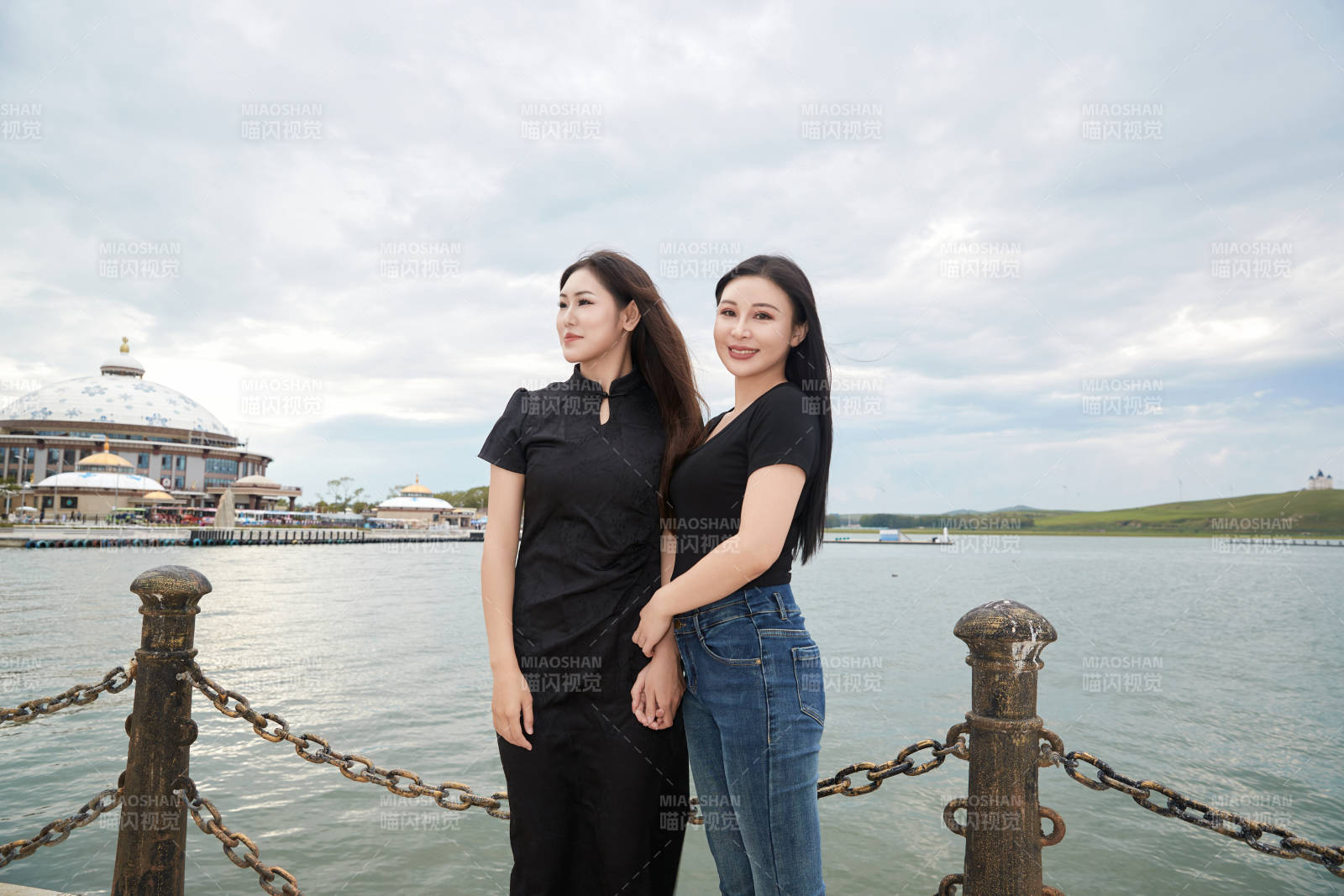 在旅游区湖边打卡点拍照的美女闺蜜图片