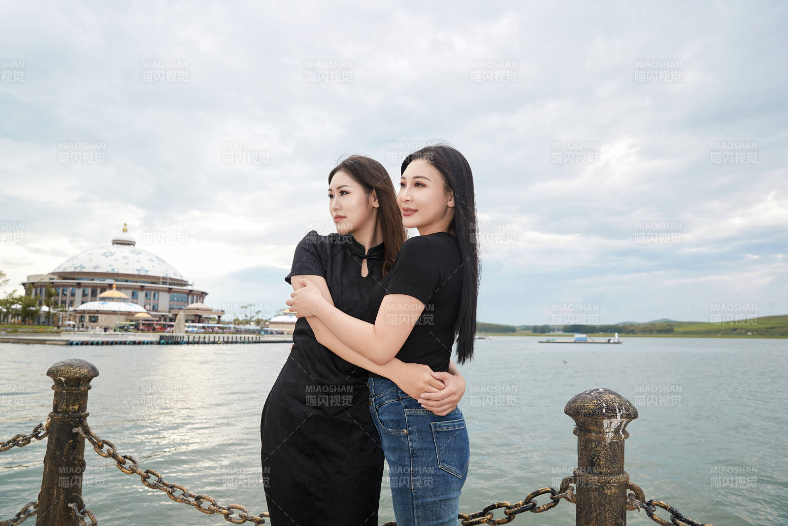 在旅游区湖边打卡点拍照的美女闺蜜图片