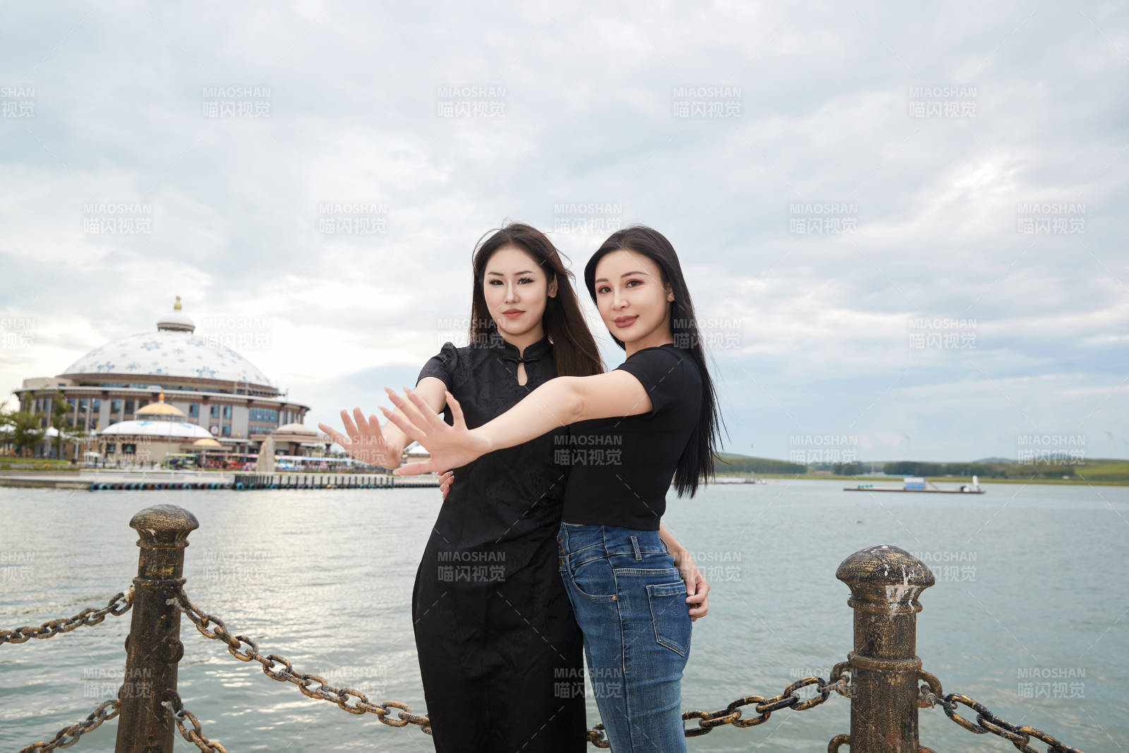 在旅游区湖边打卡点拍照的美女闺蜜图片