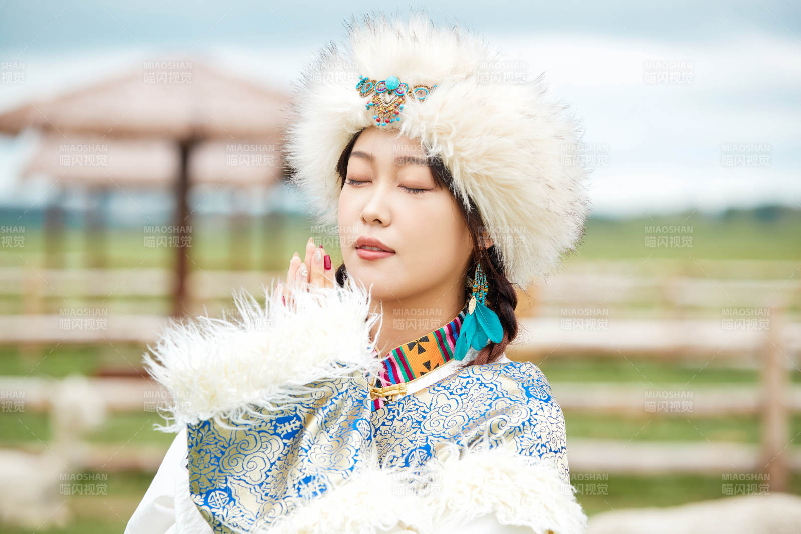 穿藏族服饰的姑娘在羊驼饲养基地拍照图片