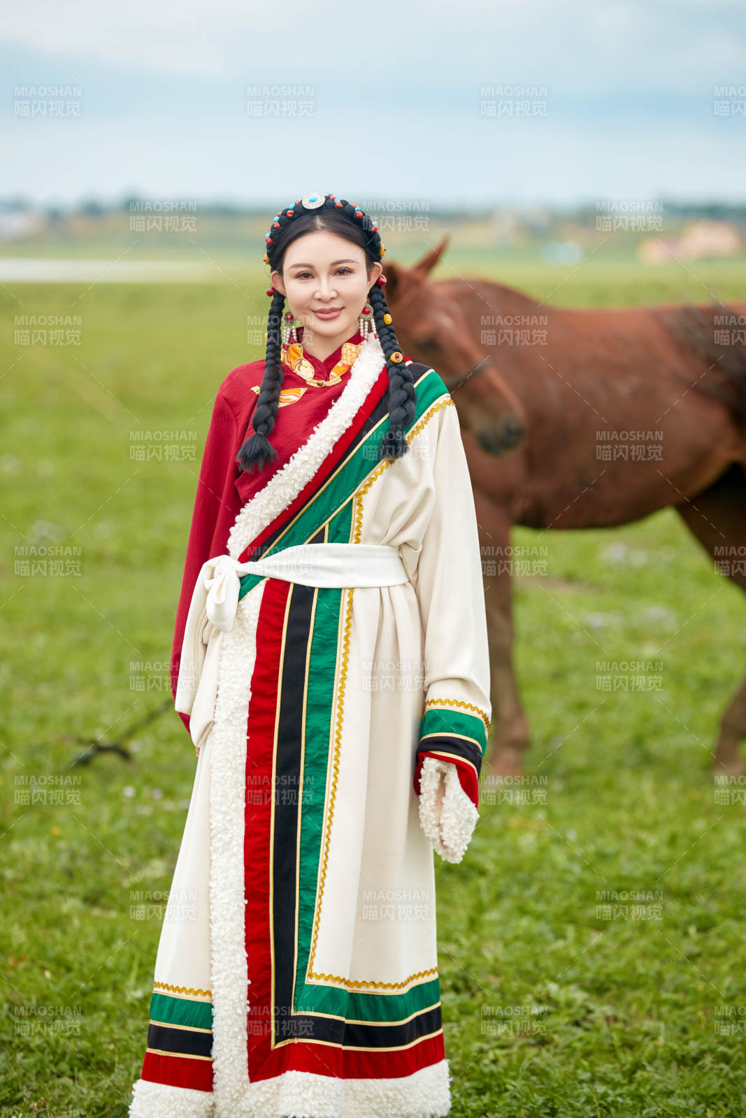 身穿藏族服饰和马匹拍照的美女图片