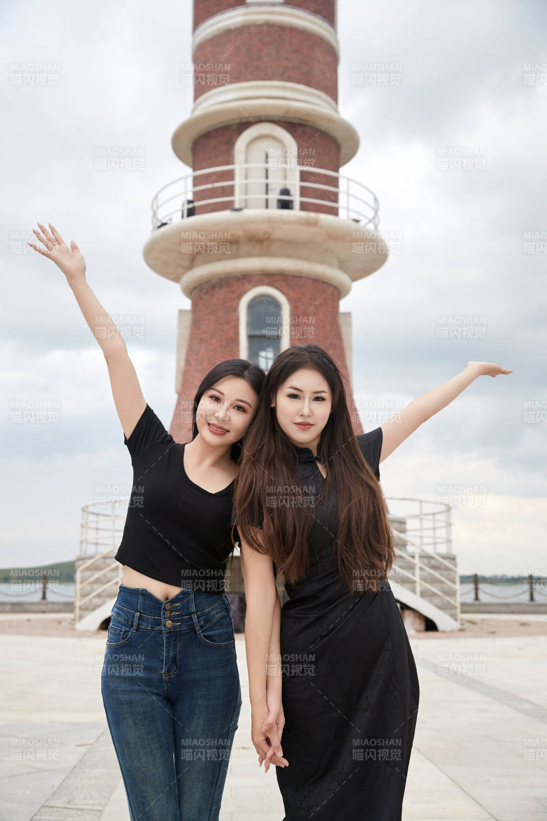 在旅游区湖边打卡点拍照的美女闺蜜图片