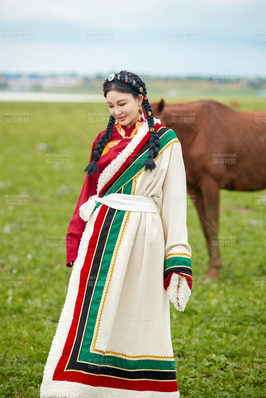 身穿藏族服饰和马匹拍照的美女图片