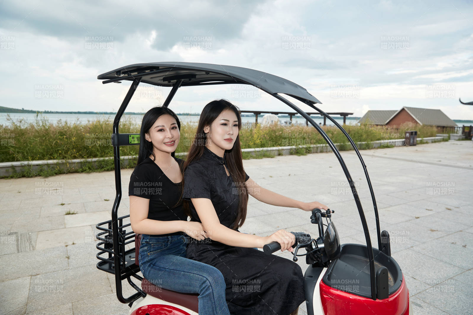 自驾旅游观光车在景区游玩的两位姑娘图片