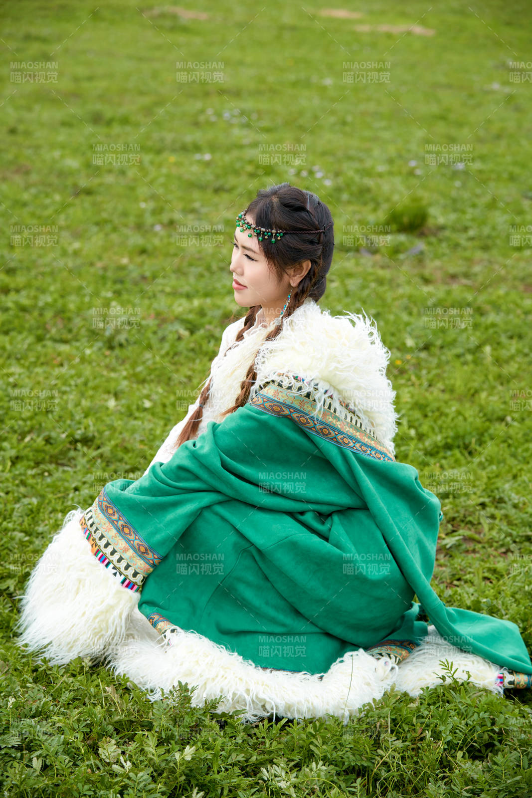 身穿绿色藏族服饰在草原跳舞的美女图片