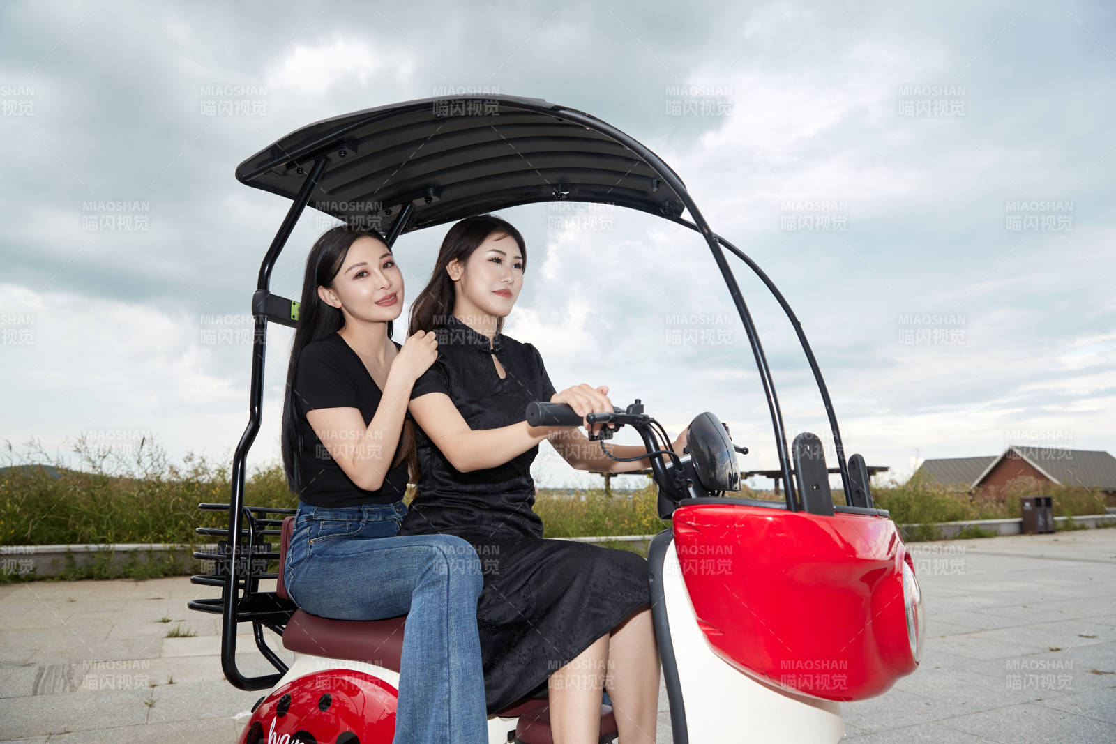 自驾旅游观光车在景区游玩的两位姑娘图片