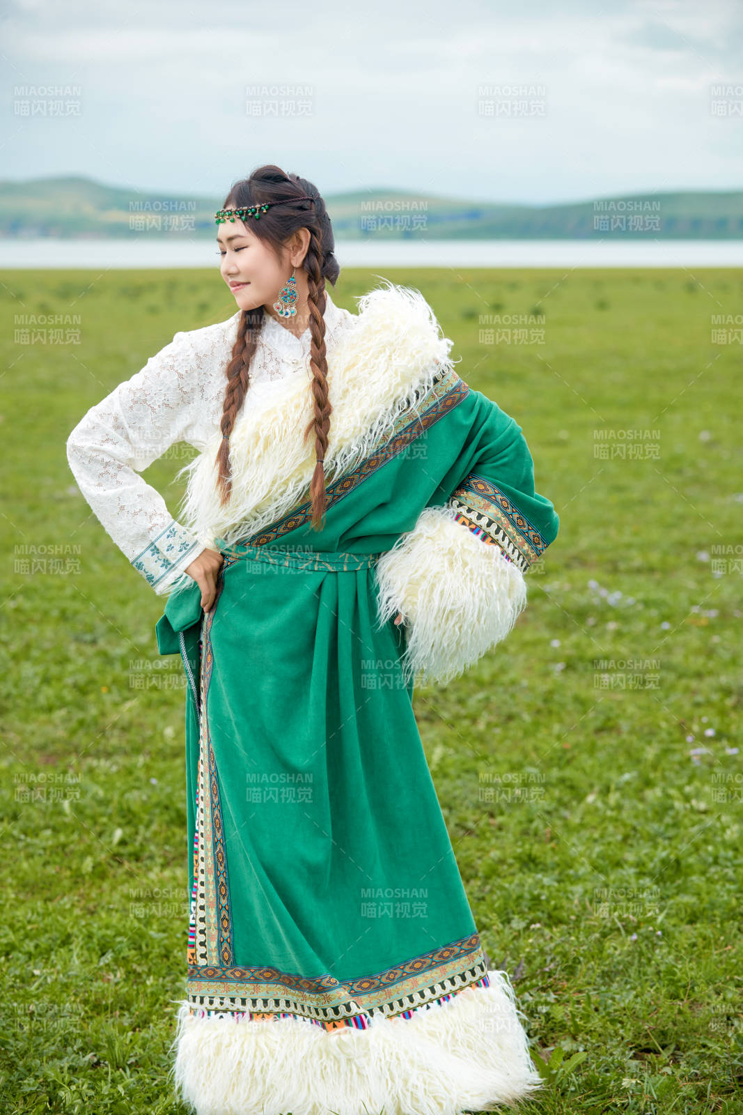 身穿绿色藏族服饰在草原跳舞的美女图片