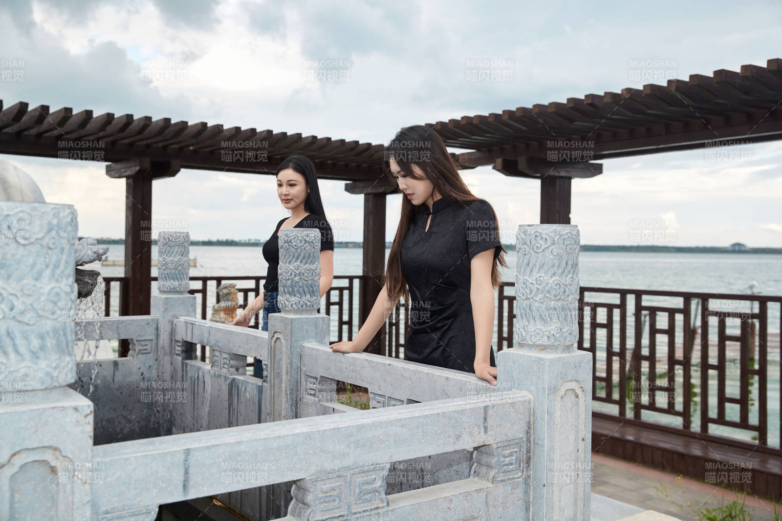 盛夏在景区湖边许愿井祈福的美女图片