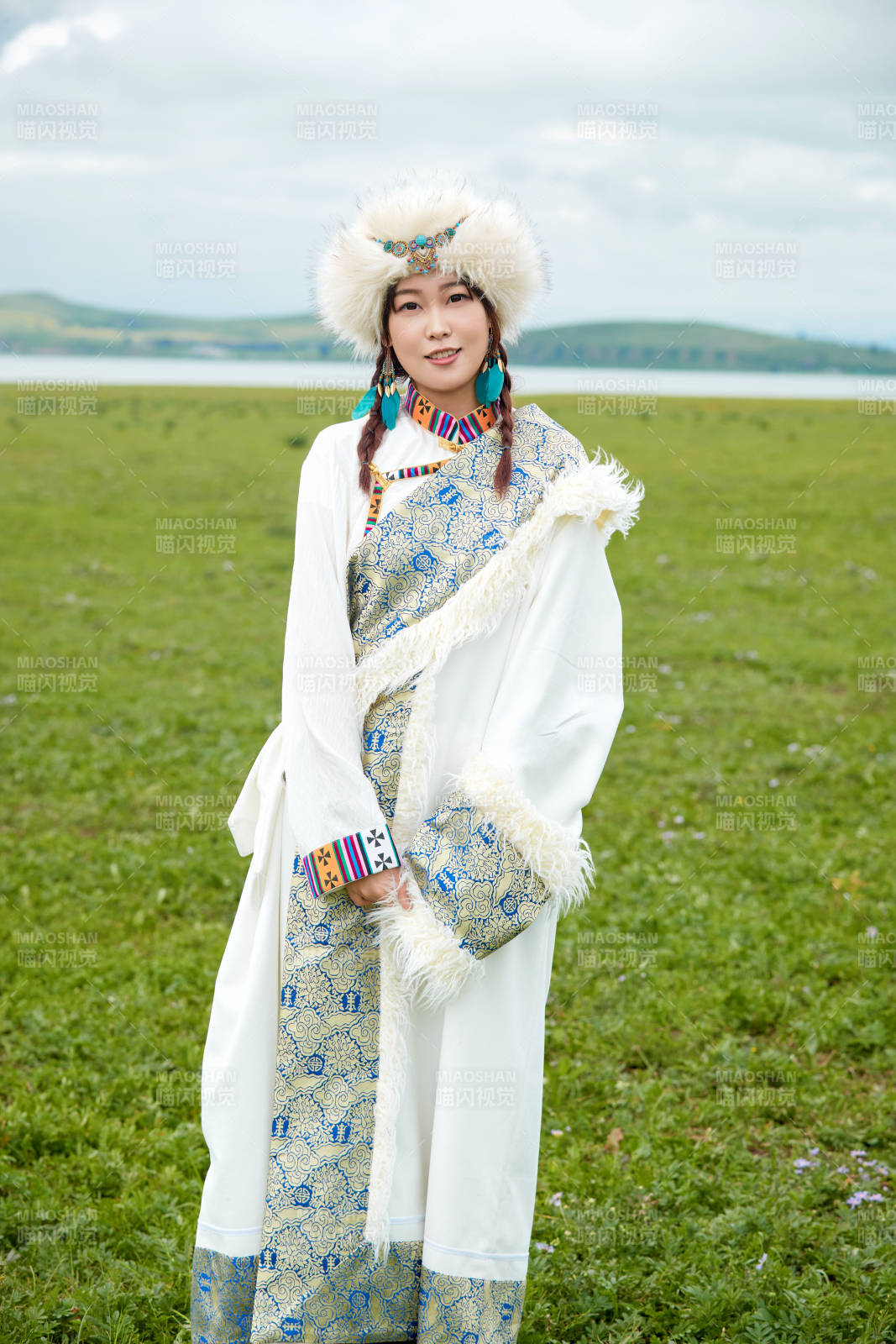 穿白色藏族服饰在草原拍照的少女图片