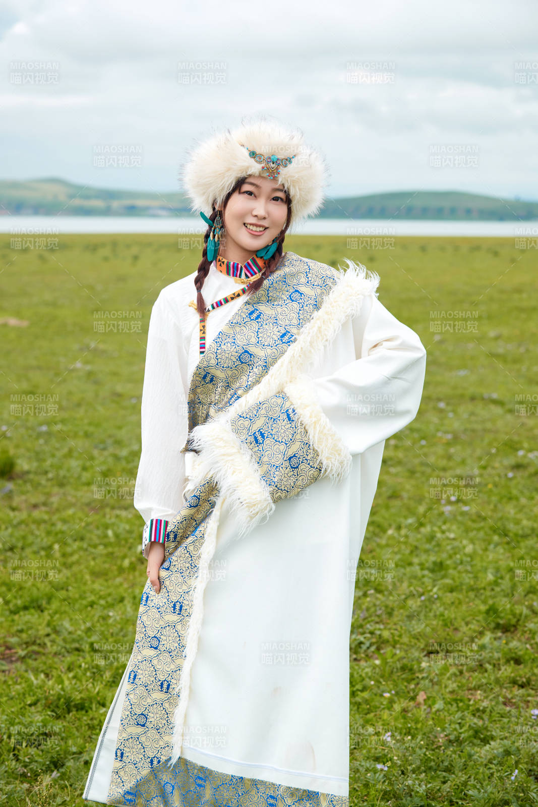穿白色藏族服饰在草原拍照的少女图片