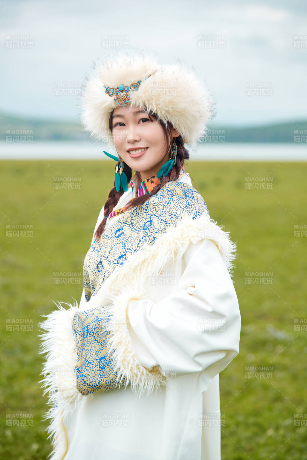 穿白色藏族服饰在草原拍照的少女图片
