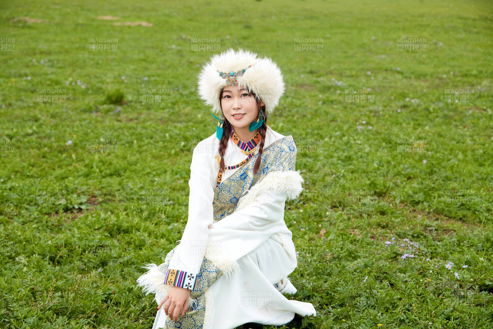 穿白色藏族服饰在草原拍照的少女图片