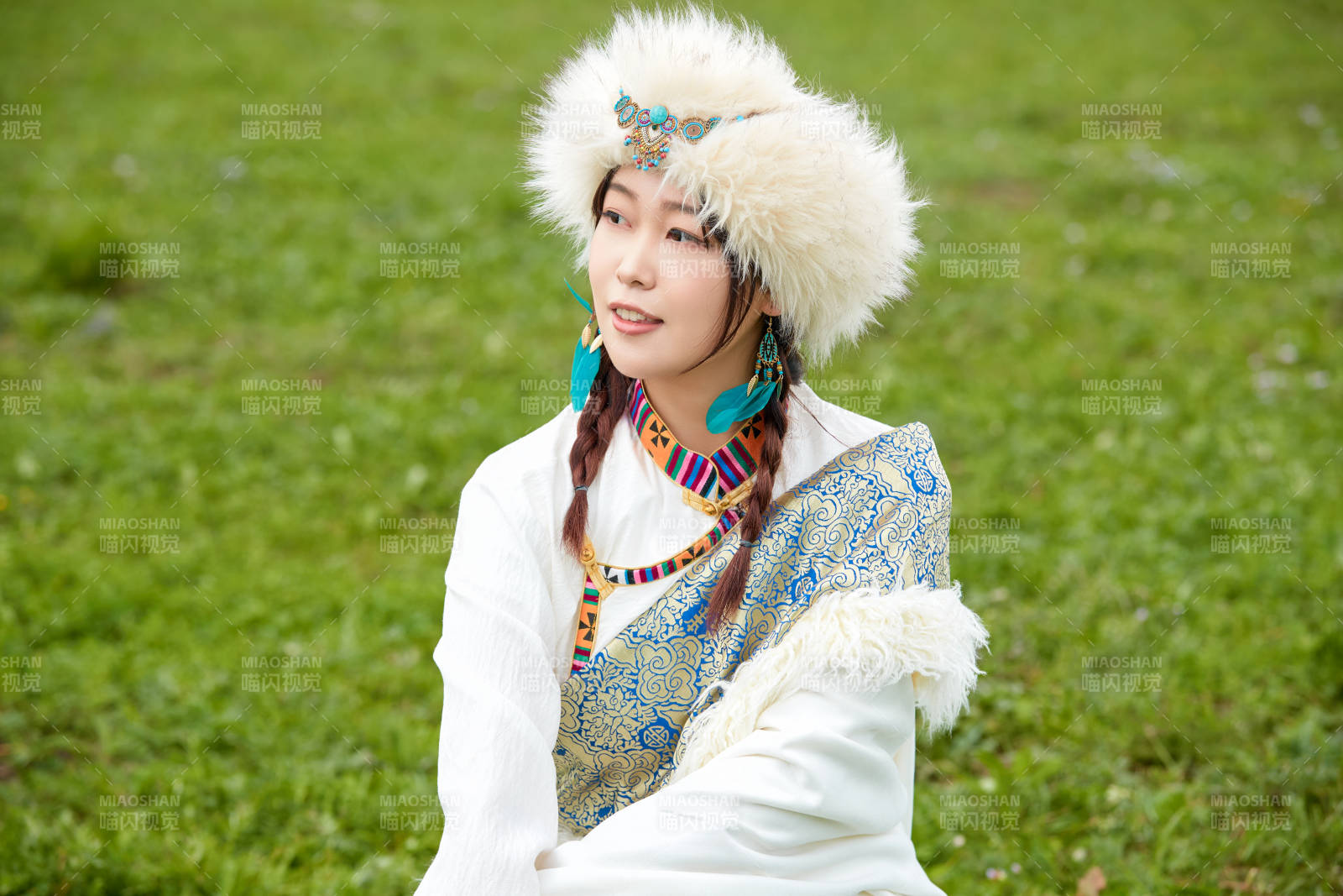 穿白色藏族服饰在草原拍照的少女图片