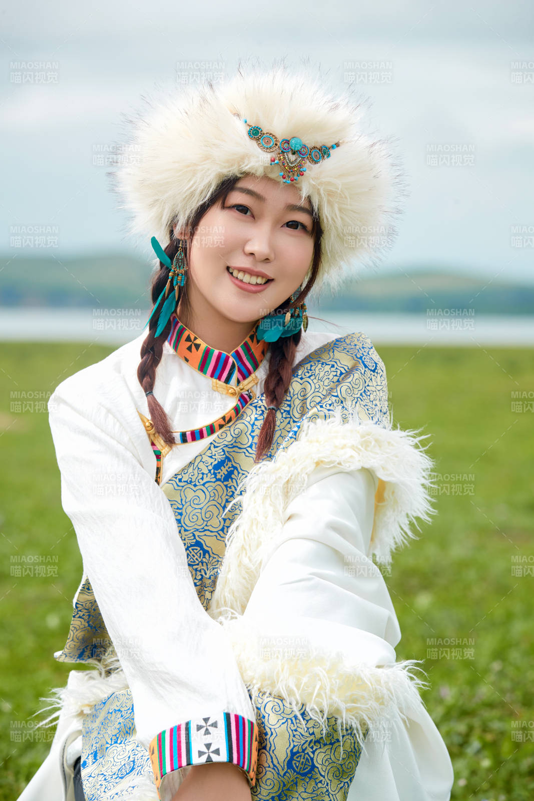 穿白色藏族服饰在草原拍照的少女图片