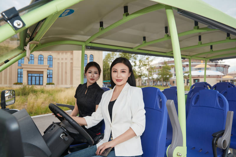 自驾旅游观光车在景区游玩的两位姑娘图片
