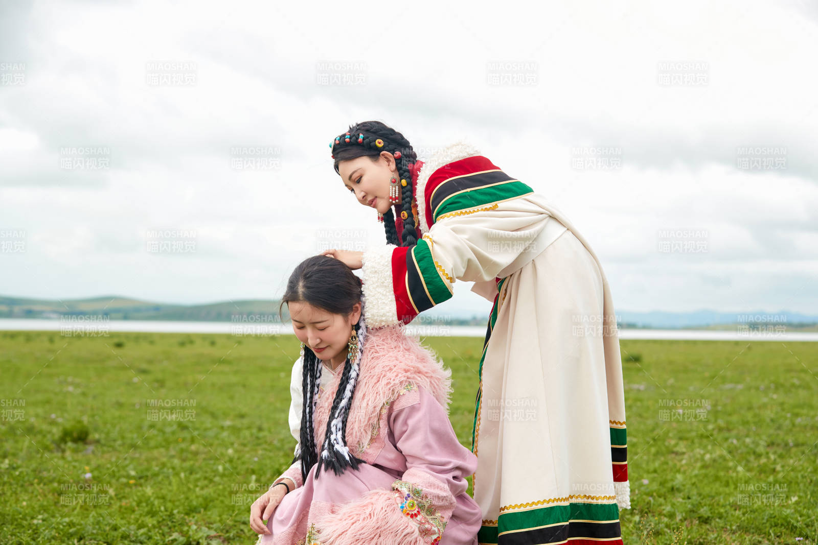 穿藏族服饰在草原拍照游玩的姑娘们图片