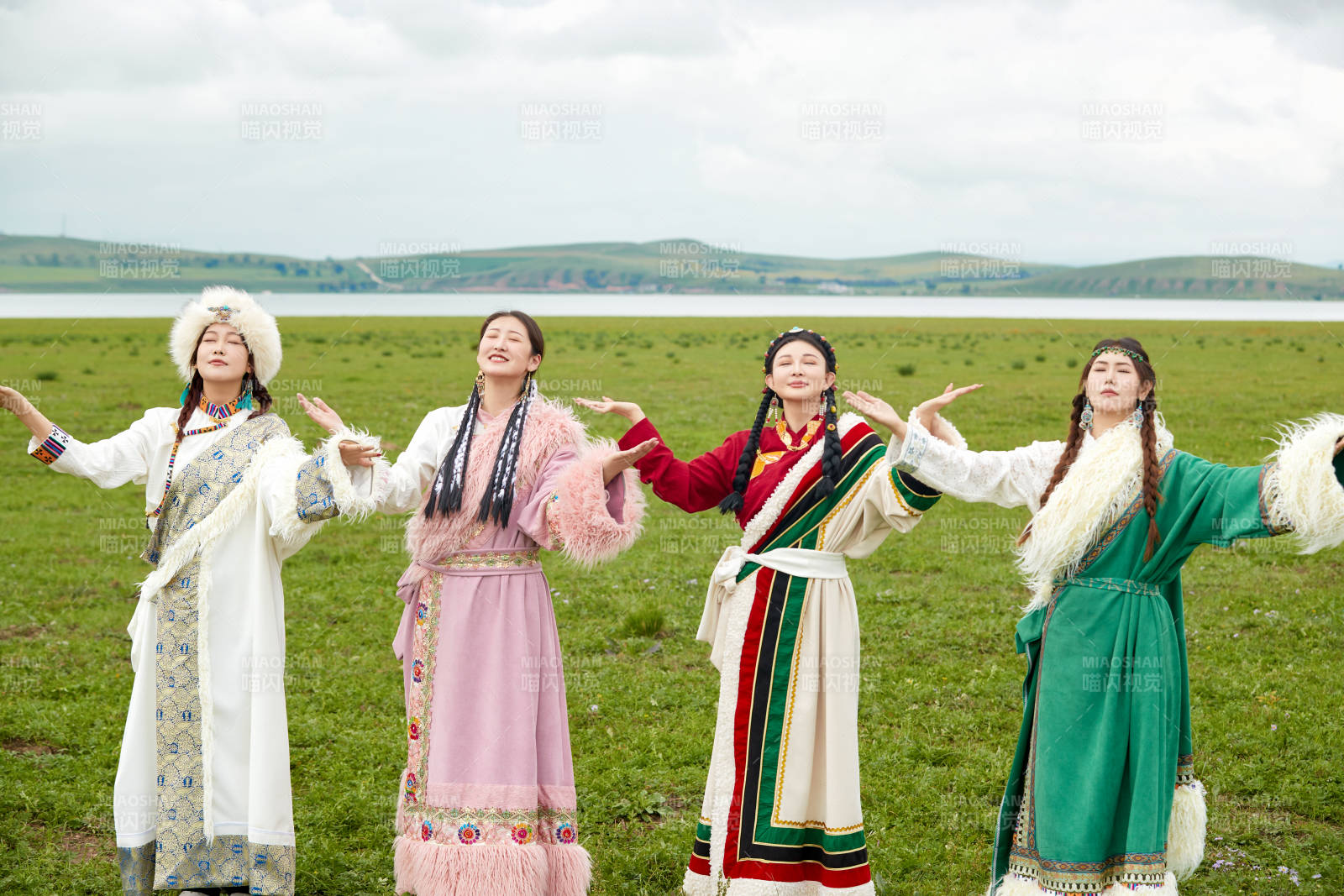 穿藏族服饰在草原拍照游玩的姑娘们图片