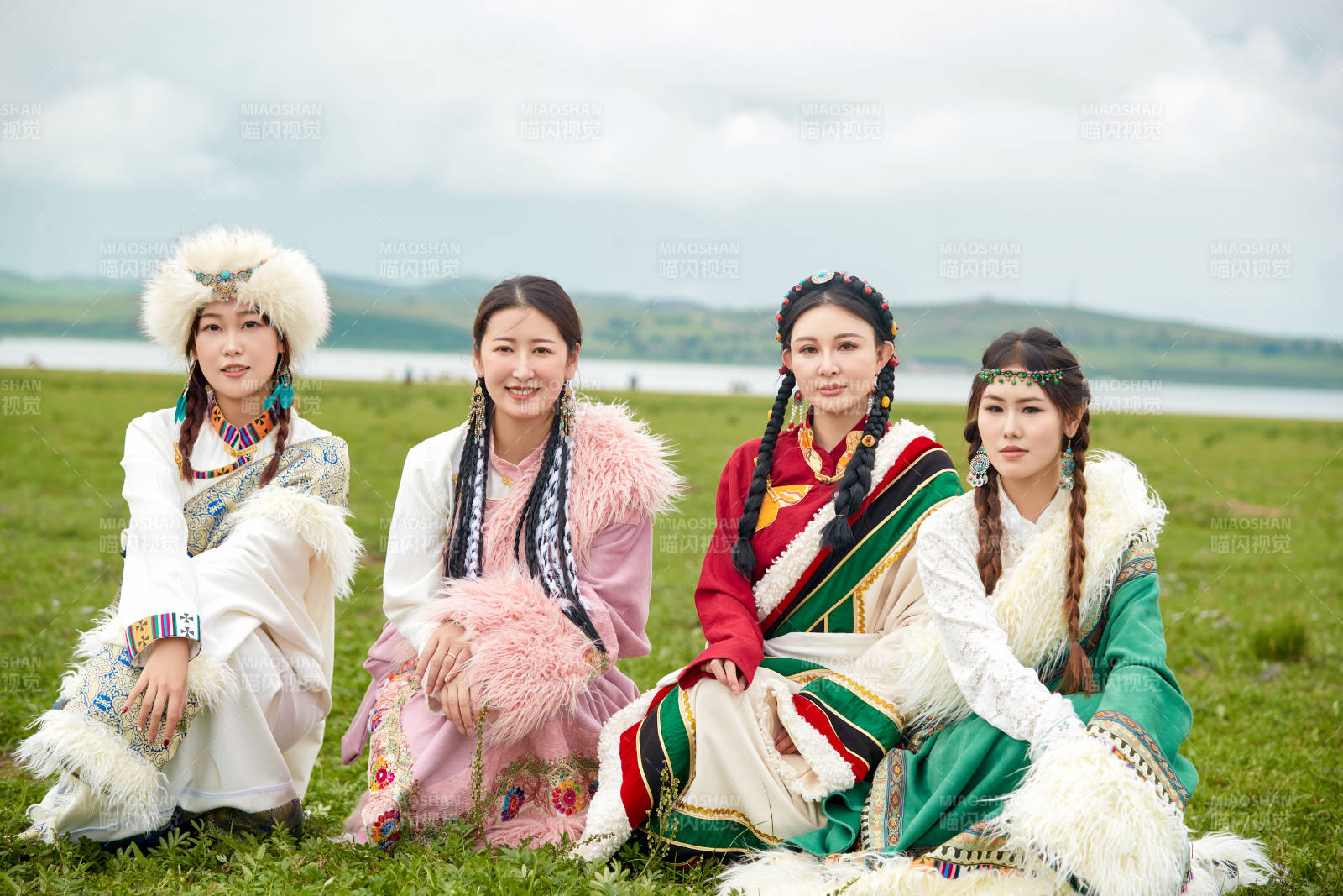 穿藏族服饰在草原拍照游玩的姑娘们图片