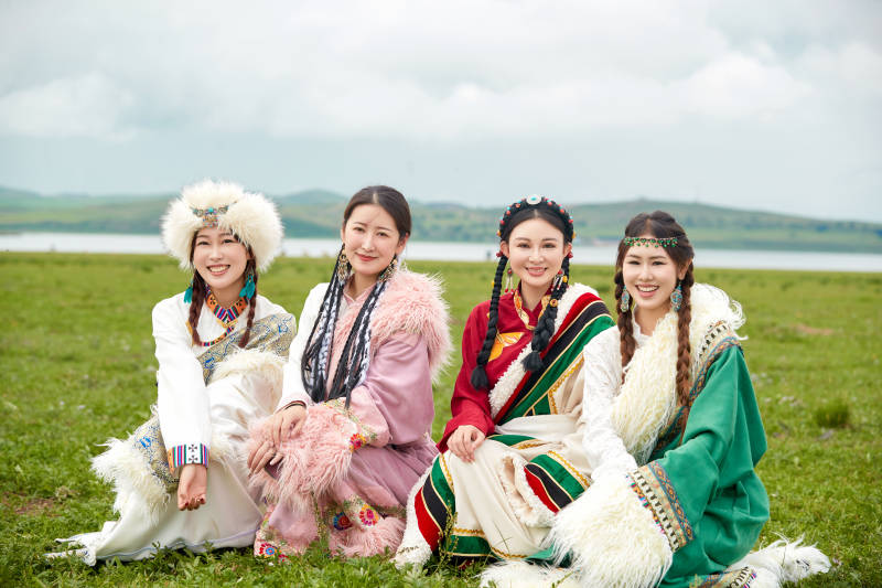 穿藏族服饰在草原拍照游玩的姑娘们图片