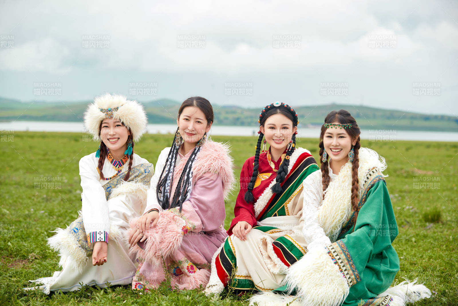 穿藏族服饰在草原拍照游玩的姑娘们图片