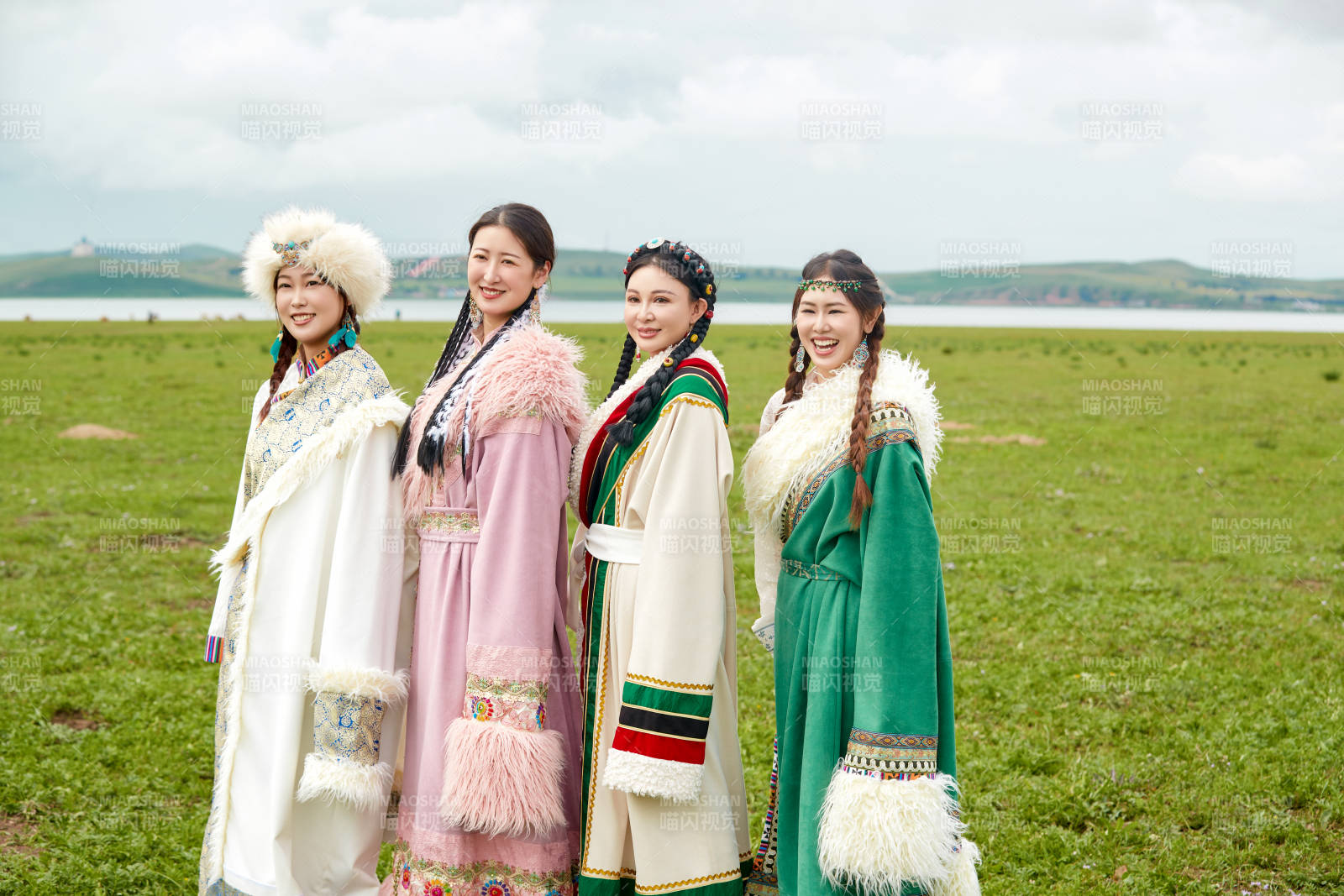 穿藏族服饰在草原拍照游玩的姑娘们图片