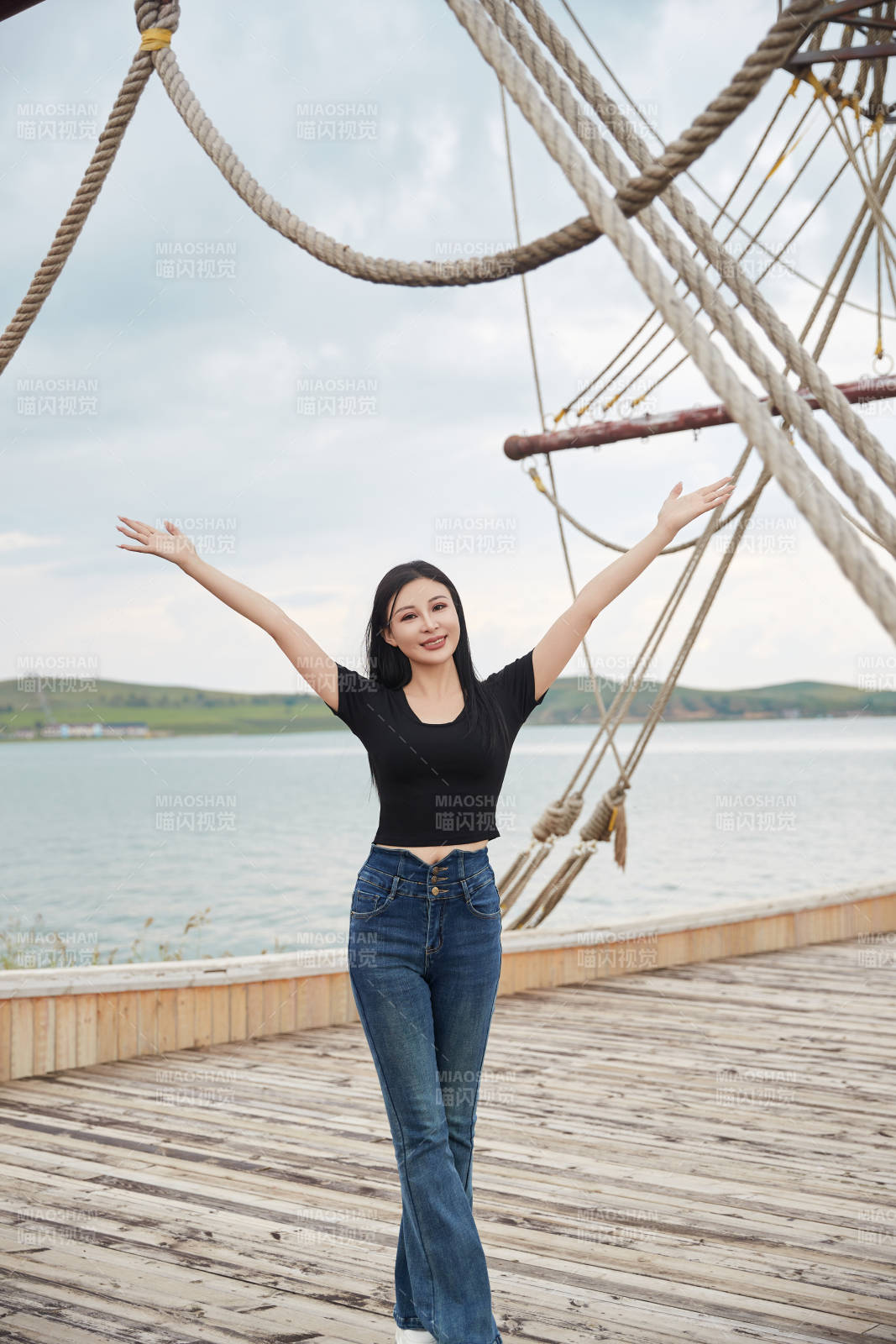 在湖畔木制帆船上拍照游玩的亚洲女性图片